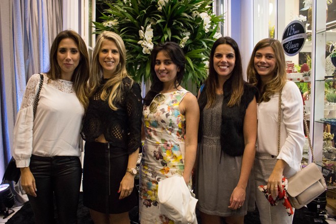 Bianca Glaser (de conjunto preto) recebeu suas amigas Mili Jacomel (1ª à esq.), Rafaela Pilagallo (vestido estampado), Paula Seegmueller (colete preto) e Marielle Marques, e demais convidados, quarta-feira, na loja da família, a mais que centenária Glaser Presentes, para um evento especial | / Foto: Beatriz Mira
