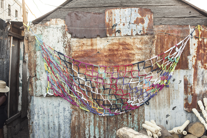 O americano Diedrick Brackens trabalhou com “pepe” – como são chamadas as peças de vestuário de segunda mão que são comercializadas no Haiti. | Divulgação