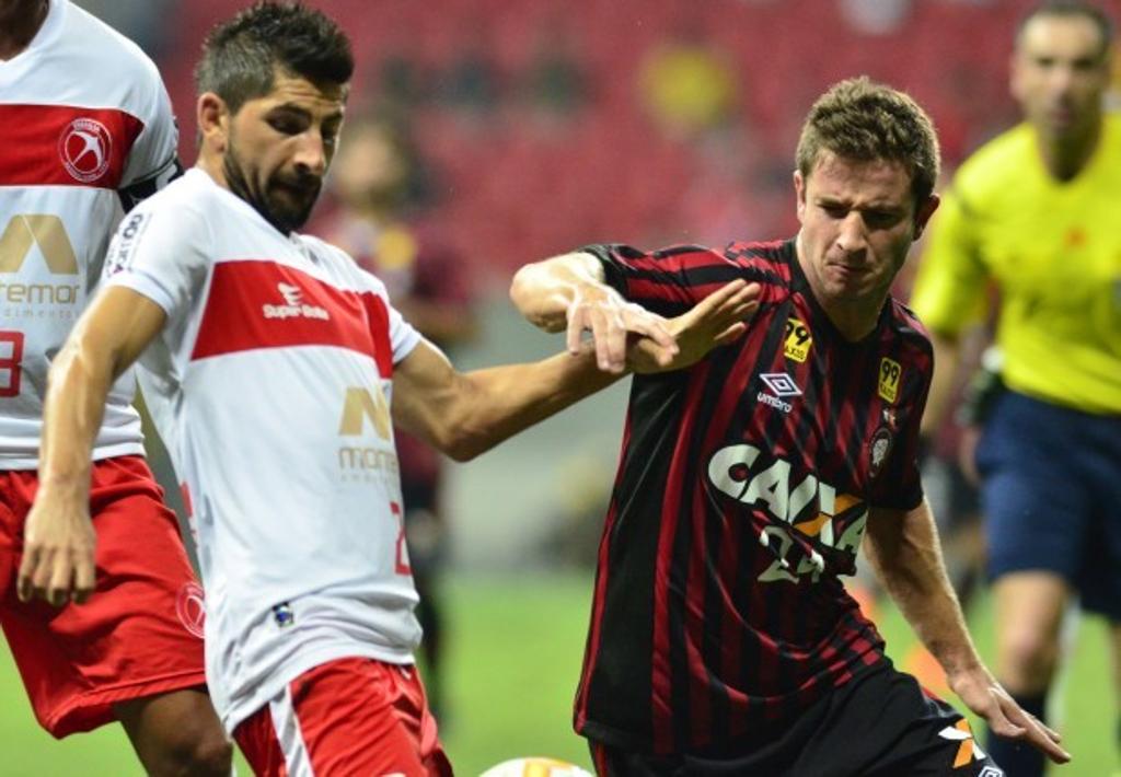 Bruno Pereirinha entrou em campo mais adiantado, mas com obrigação defensiva também. | Gustavo Oliveira/Atlético Paranaense