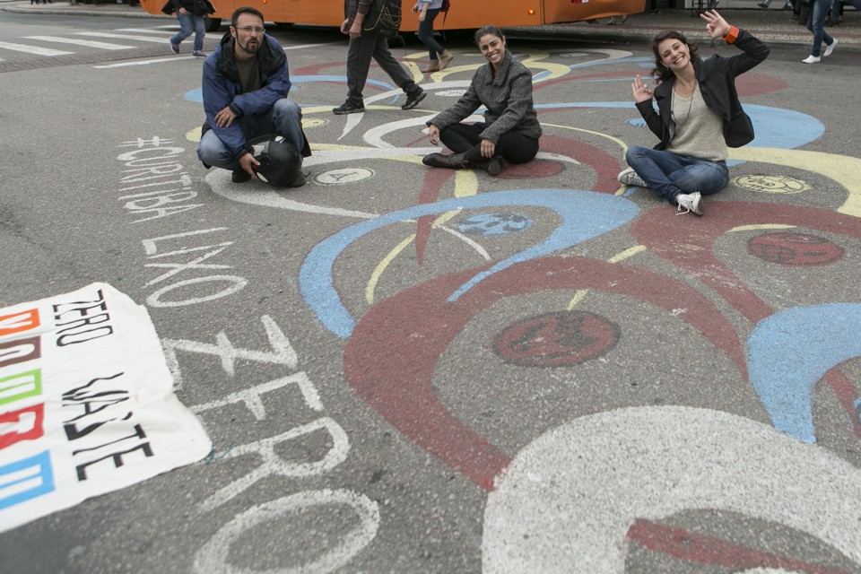 Samuel Costa, Katiani  Louise  e Juliana Zaniolo fazem parte do Curitiba Lixo Zero e fizeram pinturas de gotas nos terminais de ônibus de Curitiba | Marcelo Andrade/Gazeta do Povo