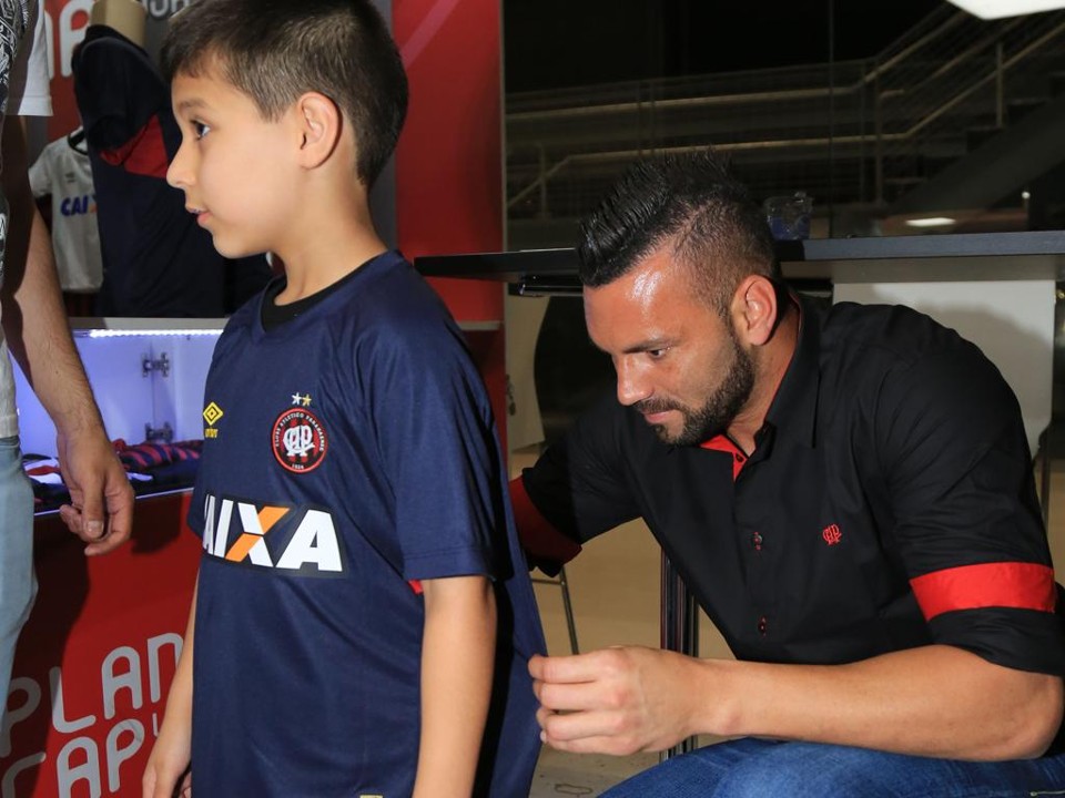 Weverton autografa camisa de fã. | Pedro Serapio/Gazeta do Povo