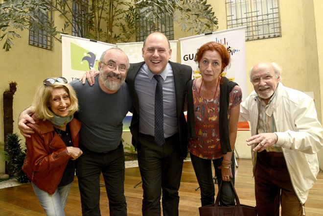Os atores Regina Vogue, Enéas Lour (ambos à esq.) e Emílio Pitta (à dir.), com o secretário da Cultura do estado e também ator, João Luiz Fiani, e a diretora-presidente do Teatro Guaíra, Monica Rischbieter, no anúncio da reativação do Teatro de Comédia do Paraná, na quarta-feira. | Foto: Kraw Penas