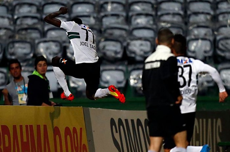 Um ano depois do tombo de Joel, Coxa revê São Paulo na luta contra a ZR Salto de Joel direto para o túnel virou meme | Albari Rosa/Gazeta do Povo
