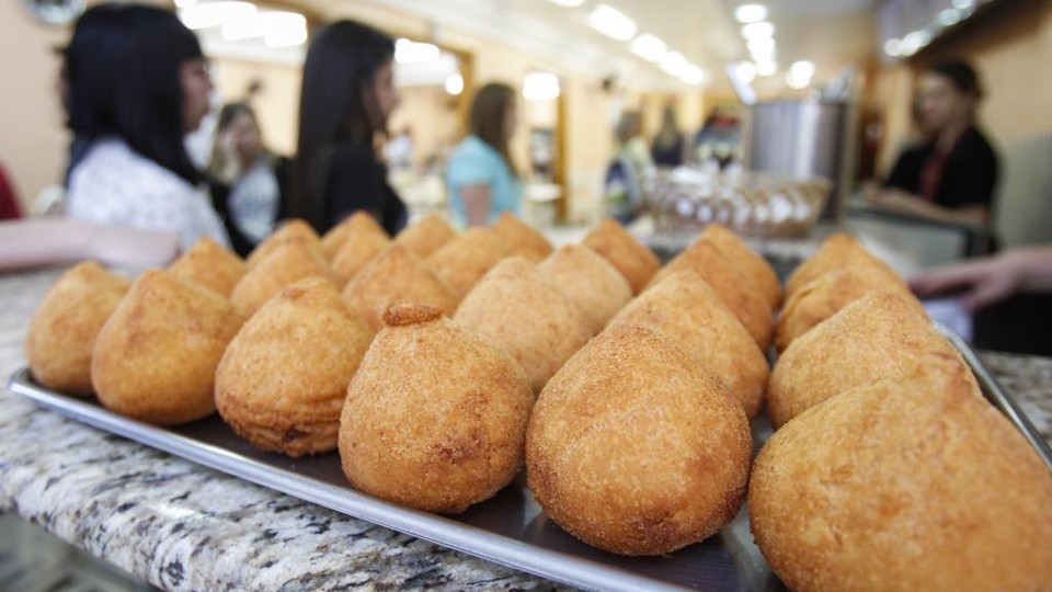 Em média, uma unidade da Dois Corações vende 2.500 salgados por dia, entre eles a tradicional coxinha | Daniel Castellano/Gazeta do Povo