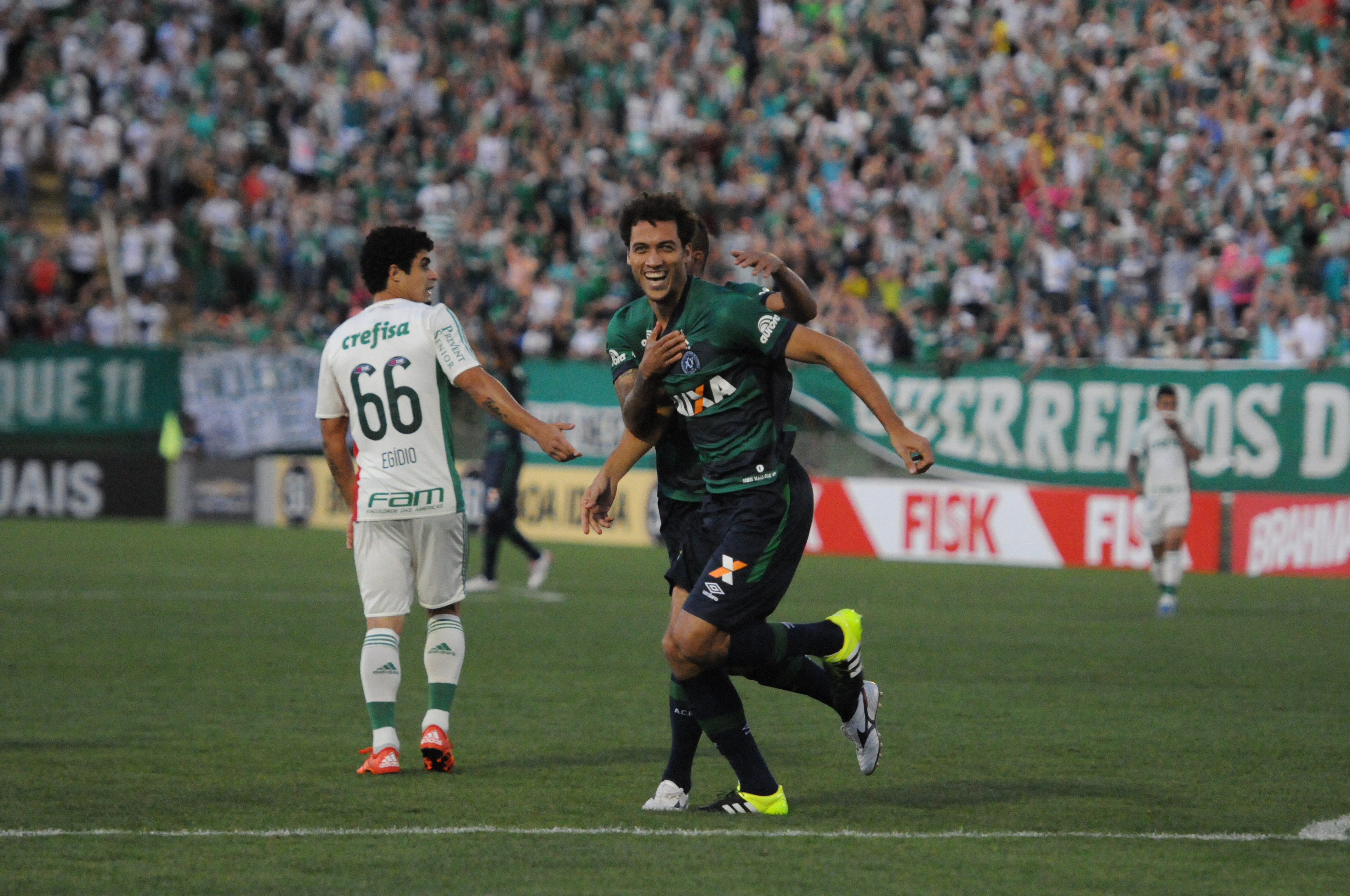 Camilo comemora o segundo gol da Chapecoense. | /