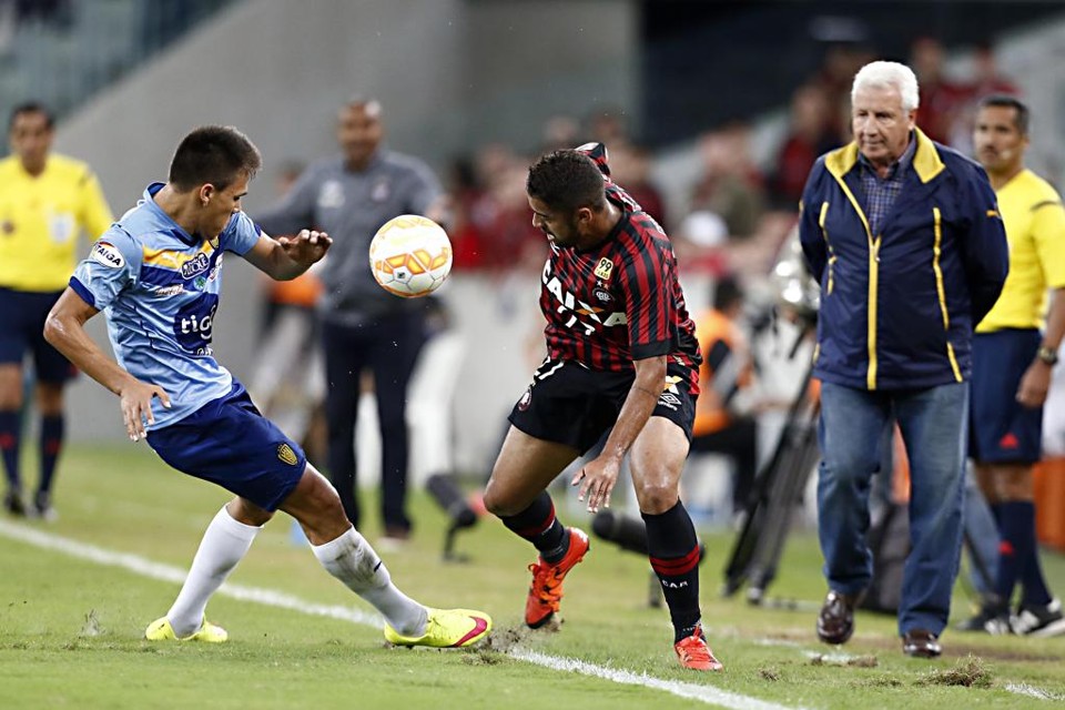 Eduardo Mort, técnico do Sportivo Luqueño, observa lance na derrota por 1 a 0 para o Atlético e critica “jogo sujo”. | Albari Rosa/Gazeta do Povo