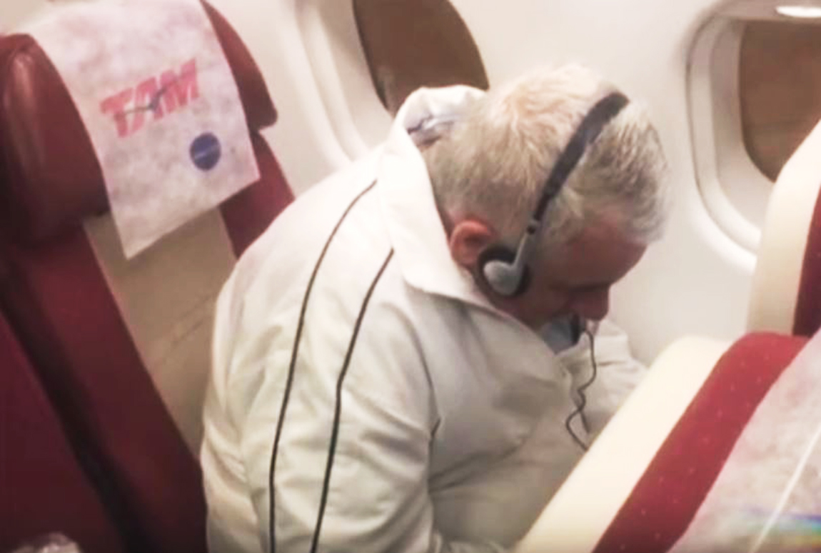 Pizzolato durante a viagem da Itália de volta para o Brasil: vaias. | Reprodução/Jornal Nacional