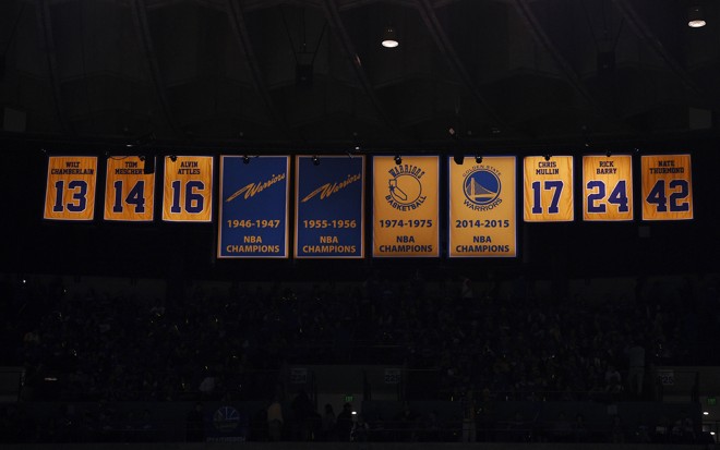GOLDEN STATE WARRIORS 111 X 95 NEW ORLEANS PELICANS – Antes da vitória tranquila dos Warriors, atuais campeões, na estreia da temporada 2015/2016, a Oracle Arena teve muita festa para celebrar o título da edição anterior da liga. Entre as festividades, um banner ostentando a conquista foi erguido no ginásio. | Kyle Terada/USA Today Sports