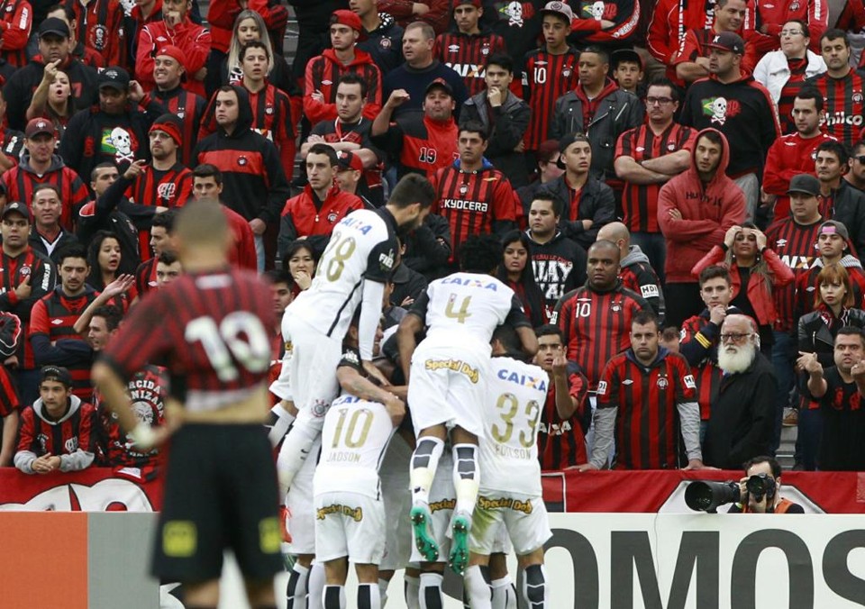 Marcos Guilherme observa comemoração dos jogadores do Timão | Daniel Castellano/Gazeta do Povo