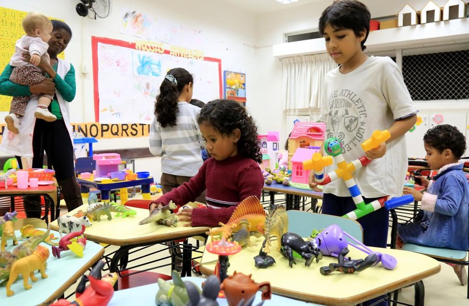 Saber que os filhos estão bem logo ali ao lado, ajudam pais e responsáveis a retomarem seus estudos. | Pedro Serapio/Gazeta do Povo