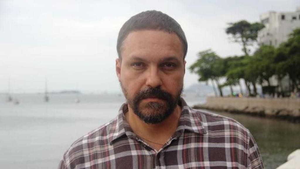 Paulo Scott: “Pode ser que o demônio tenha finalmente encontrado uma forma de aprisionar a alma dos poetas”.