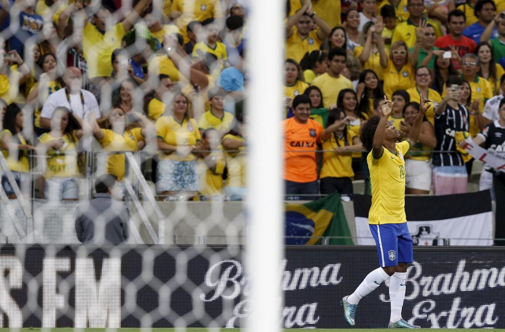 Willian comemora o gol que abriu o placar para a seleção brasileira em Fortaleza: vitória necessária, mas sem brilho. | Paulo Whitaker/Reuters