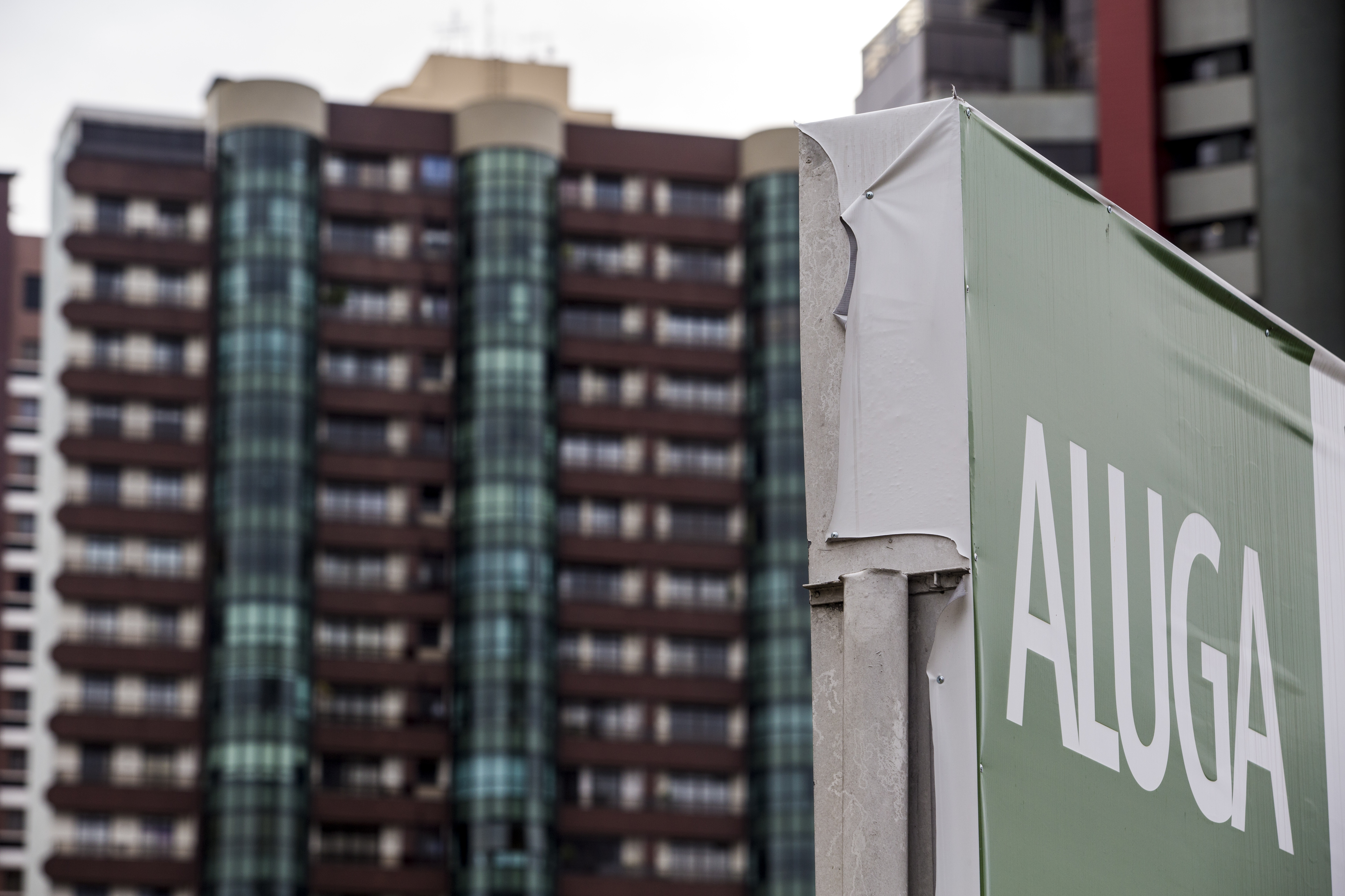 Consumidor adia o sonho do imóvel próprio e procura garantir boas negociações nos contratos de aluguel. Oferta alta e preço baixo ajudaram a recuperar o mercado, na comparação com 2014. | Brunno Covello/Gazeta do Povo