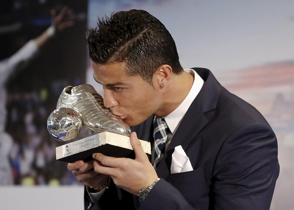 Cristiano Ronaldo e o troféu entregue pelo Real Madrid pela marca de 324 gols pelo clube espanhol. | SERGIO PEREZ/REUTERS