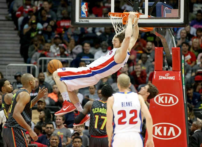 Aron Baynes não jogou muito tempo, mas aproveitou os 10 minutos em quadra para dar aquela cravada na cesta dos Hawks. Coadjuvante, fez apenas seis pontos e pegou cinco rebotes. | Jason Getz/USA Today Sports