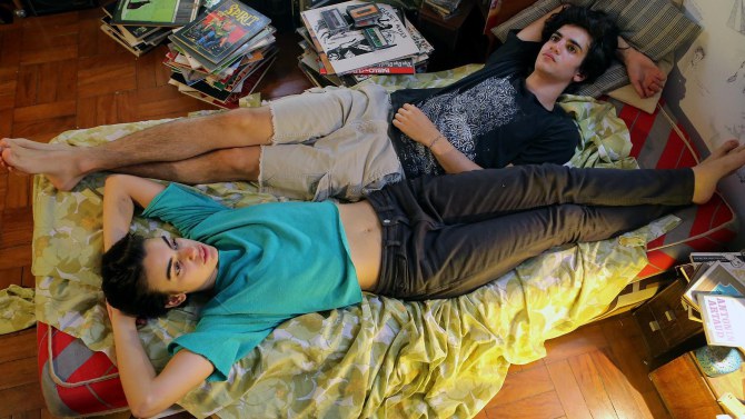 Cena de “Califórnia”, sobre jovens que vivem nos anos 1980. | Divulgação