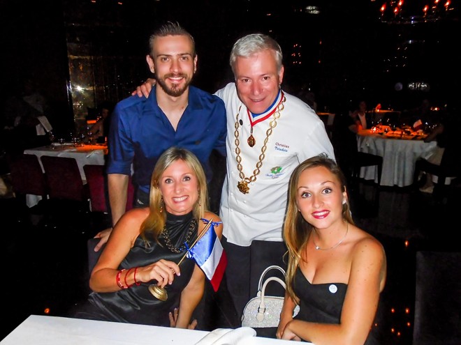 Leonel Pizani (de azul), do Departa-mento de Marketing do Centro Europeu, com o chef Christian Tetedoie, presidente da Maîtres Cuisiniers de France, a cônsul honorária da França no México, Carine Gebelin (com a bandeira), e a empresária Pauline Segura, no evento The Best of France, realizado no resort mexicano Grand Velas | Foto: Divulgação