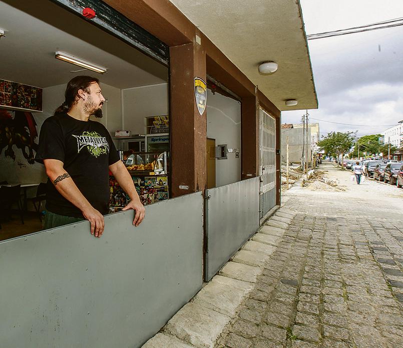 Carlyle Sguassabia instalou “comportas” em sua loja de games, no Rebouças, para evitar alagamentos. | Daniel Castellano/Gazeta do Povo