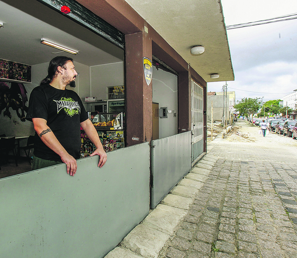 Carlyle Sguassabia instalou “comportas” em sua loja de games, no Rebouças, para evitar alagamentos. | Daniel Castellano/Gazeta do Povo