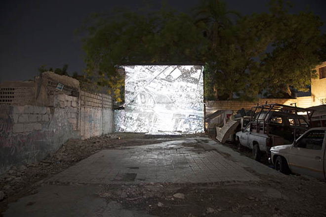 Vídeo-arte da norte-americana Annette Elliot na Grand Rue, em Porto Príncipe. | Divulgação