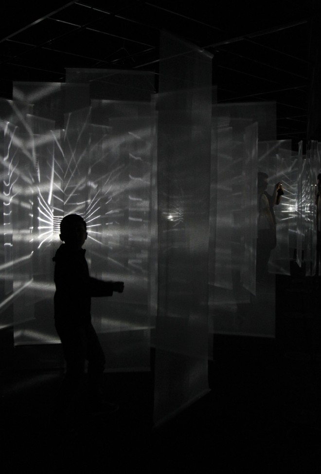 Visitantes podem percorrer “Lumière en Vibration”. de Julio Le Parc. | Aniele Nascimento/Gazeta do Povo