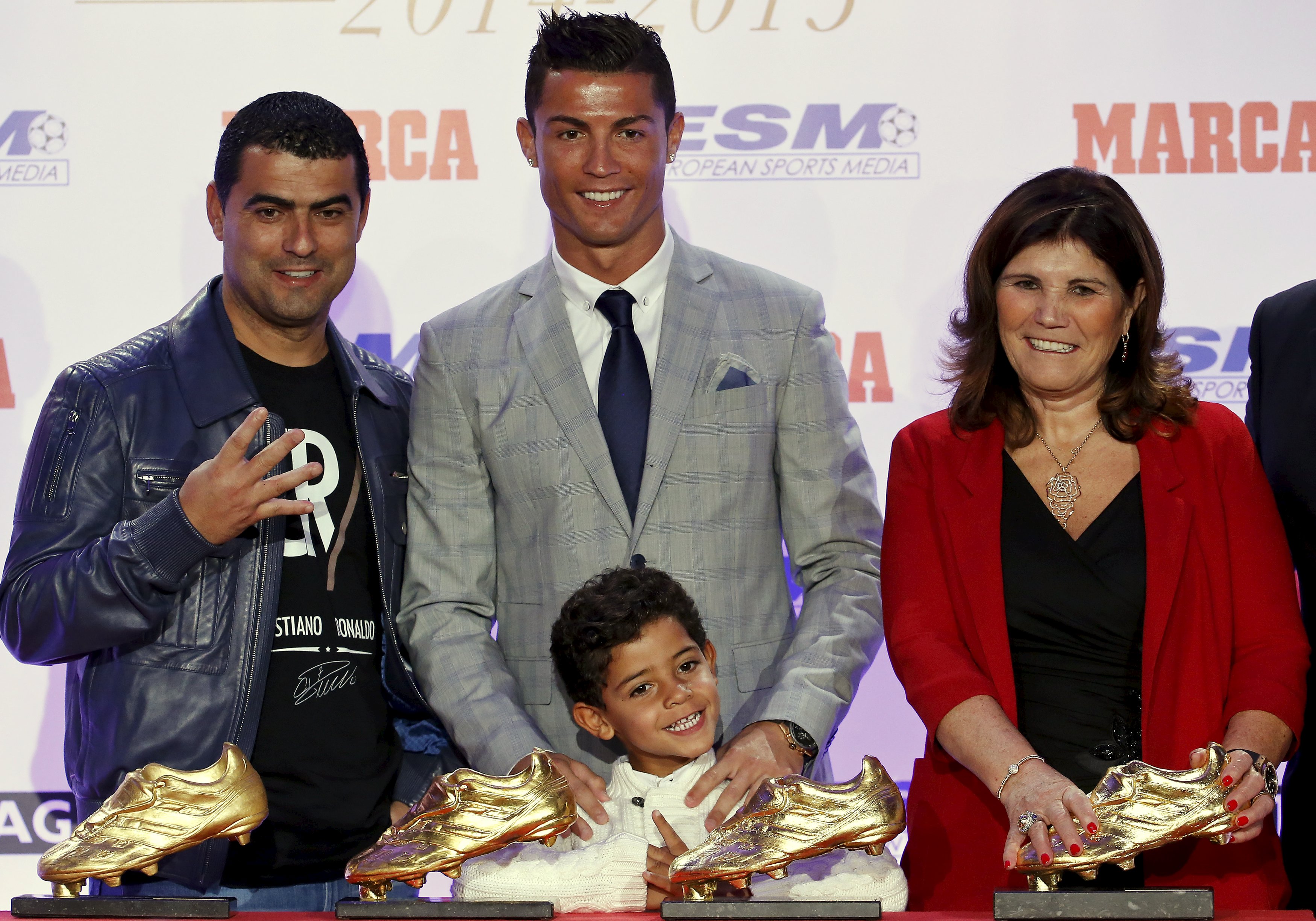 Cristiano Ronaldo ao lado da mãe Dolores Aveiro, seu filho Junior e o irmão Hugo | ANDREA COMAS/REUTERS