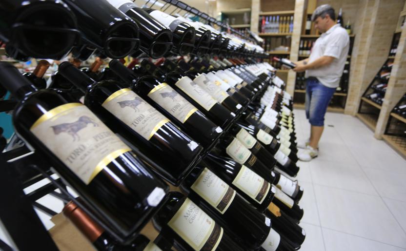 No mercado dos vinhos, os consumidores estão trocando marcas mais caras por outras mais baratas, importadas ou nacionais: impacto do câmbio foi repassado apenas parcialmente. | Ivonaldo Alexandre/Gazeta do Povo