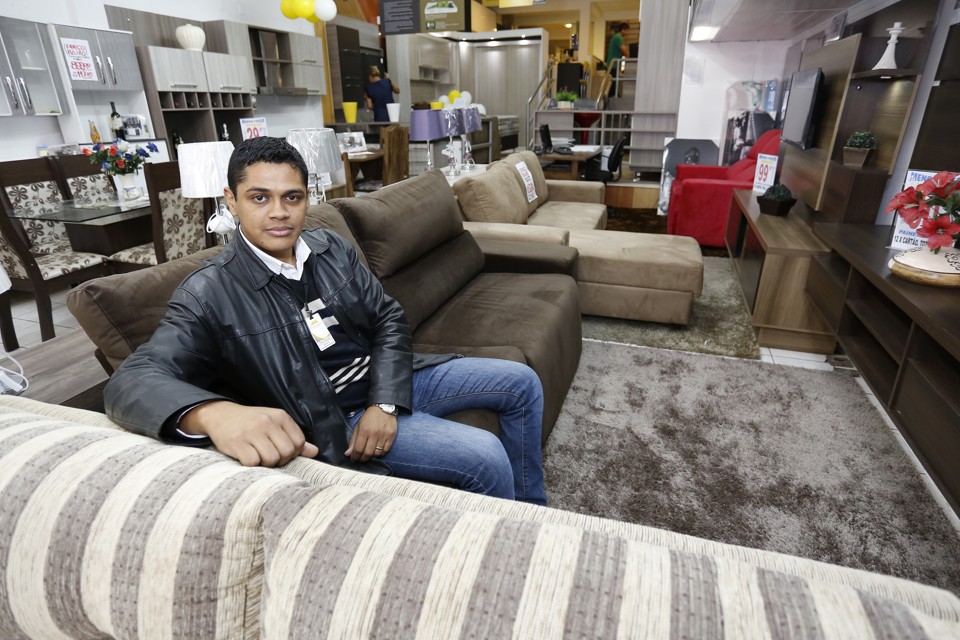 Tiago Miguel, gerente da rede O Moveleiro. Vendas estão de 12% a 15% menores . | Henry Milleo/Gazeta do Povo