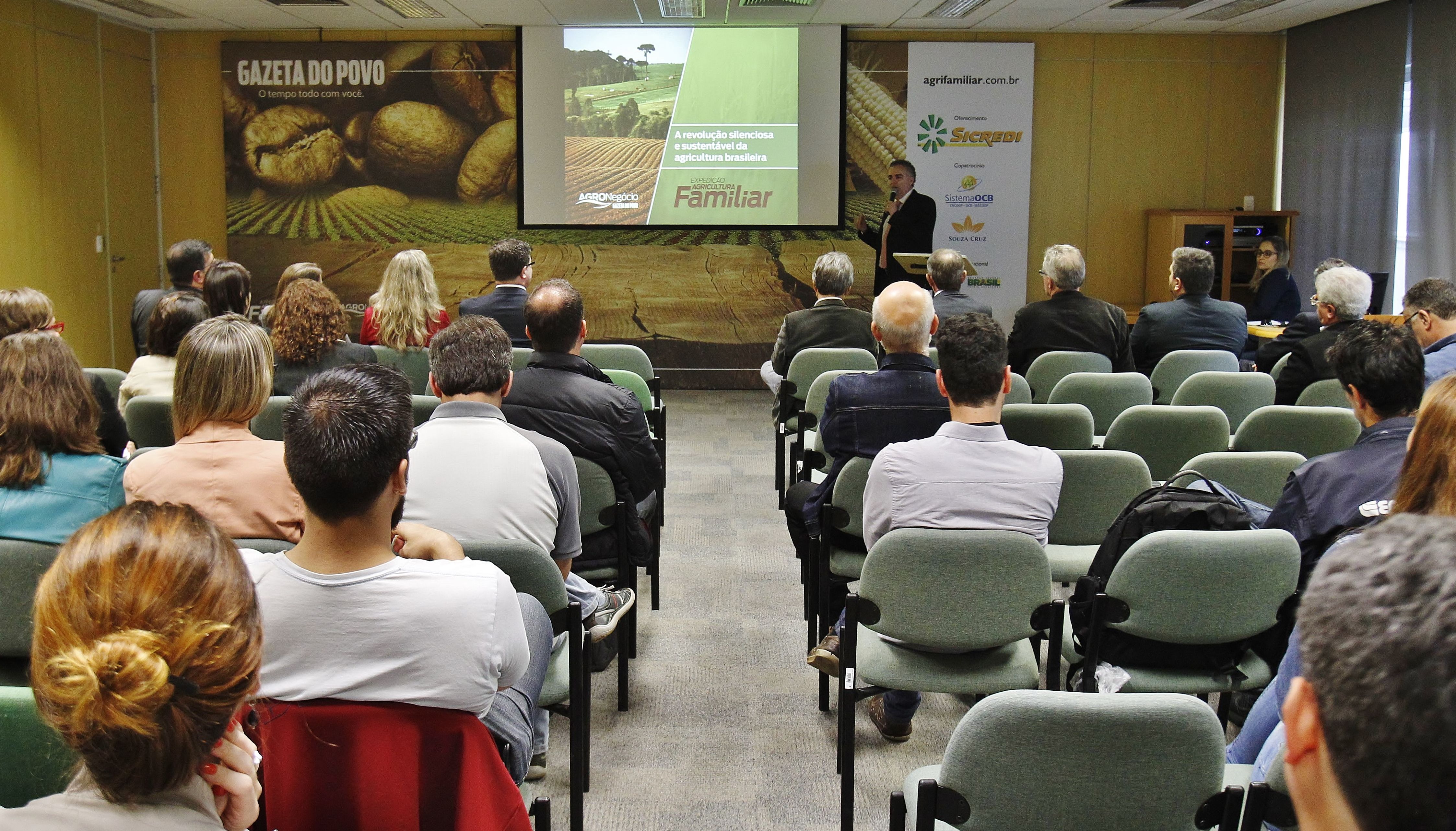 Dezenas de profissionais da cadeia produtiva participaram do evento na capital gaúcha. | Daniel Castellano/Gazeta do Povo