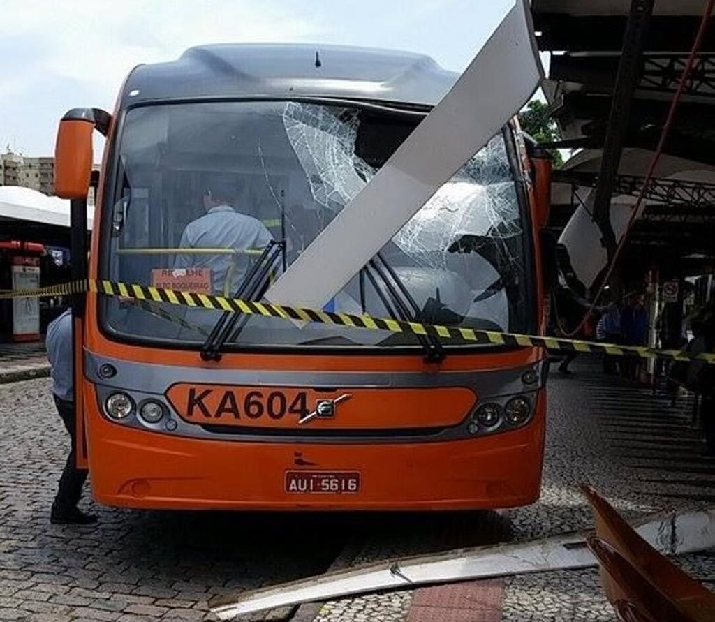 Veículo da linha Alto Boqueirão invadiu a área de embarque no terminal do Capão Raso | Brayan Valêncio/Arquivo Pessoal