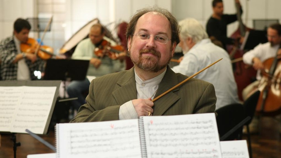 Além de obras de Krieger, que compõe inspirado em linhas como o estilo neoclássico e o nacionalismo de Villa-Lobos e Camargo Guarnieri, o programa inclui uma serenata de Mozart e peças de Piazzolla. | Daniel Castellano/Arquivo Gazeta do Povo