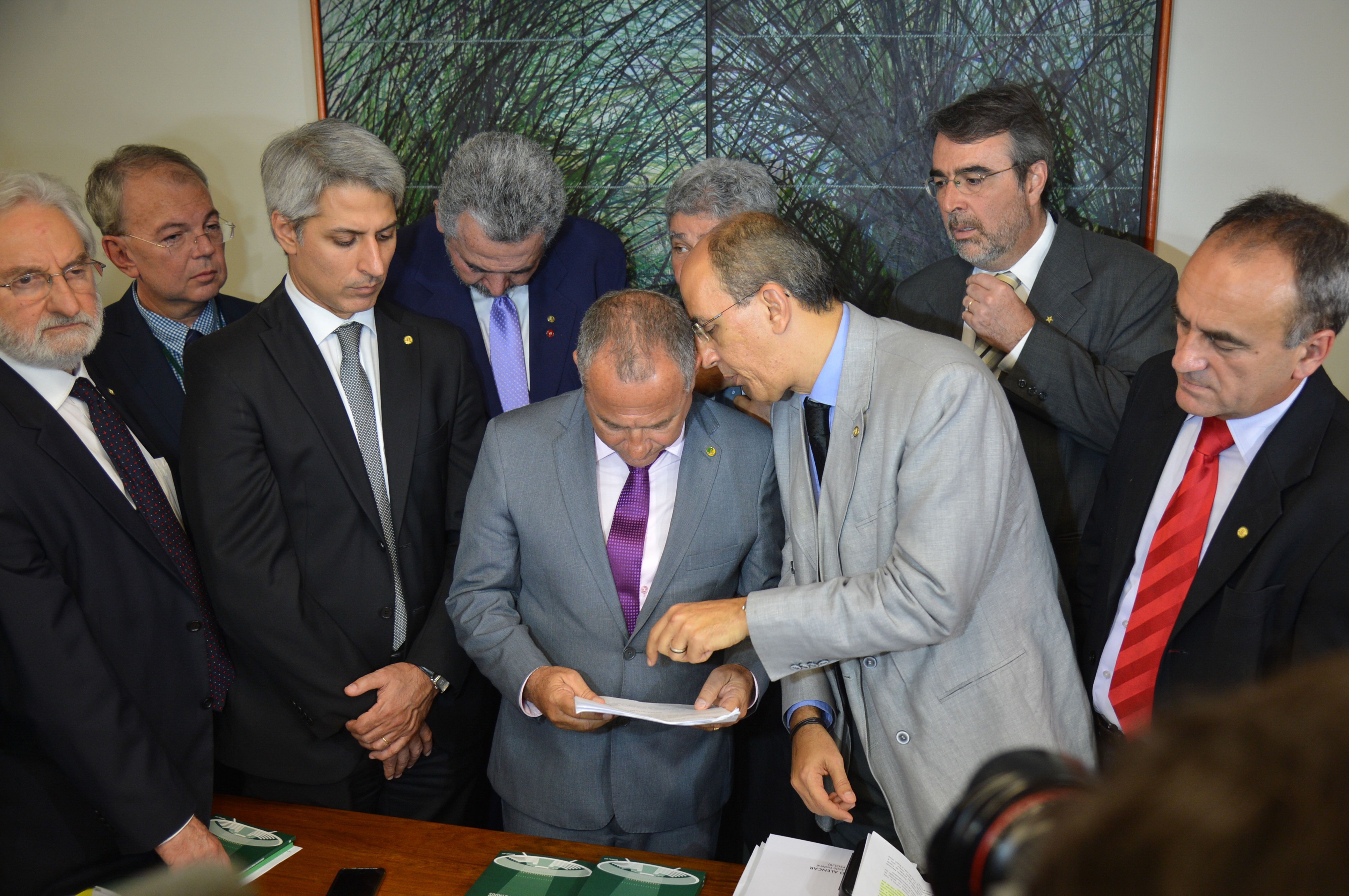 Deputados protocolam na corregedoria da Câmara o pedido para o afastamento de Eduardo Cunha. | Fabio Rodrigues Pozzebom/Agência Brasil