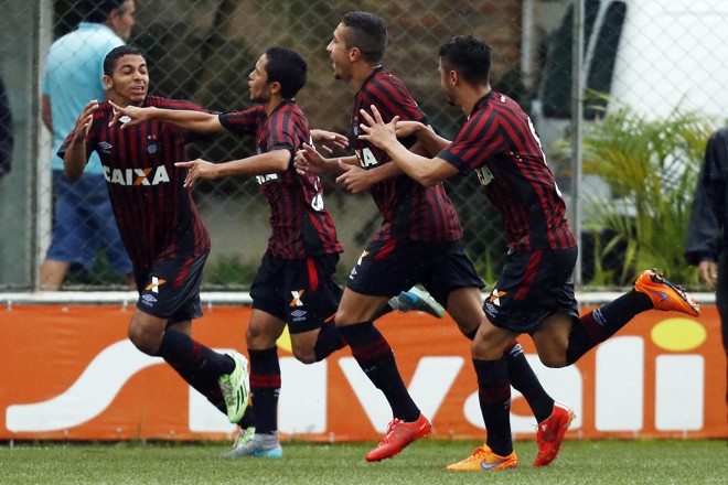 Comemoração do gol da classificação de Gabriel Caceres. | Albari Rosa/Gazeta do Povo