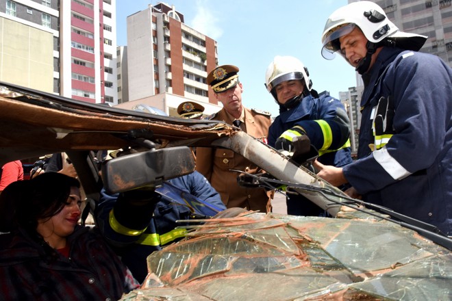 ... e finalmente opera a máquina que corta as ferragens. | Ricardo Almeida/ANPr/Fotos Públicas