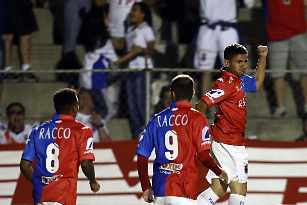 Lucas Pará (dir) celebra o gol marcado contra o Macaé. | Albari Rosa/Gazeta do Povo