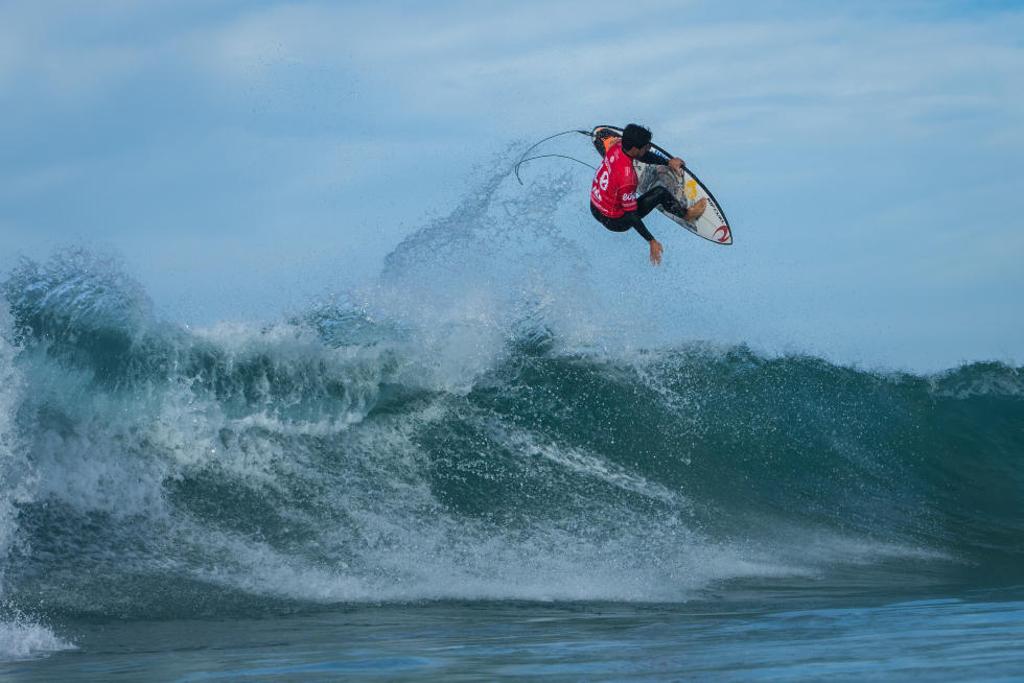 Gabriel Medina dá um aéreo no primeiro round da etapa de Portugal da Liga Mundial de Surfe: vaga garantida na terceira fase. | Daniel Smorigo/WSL
