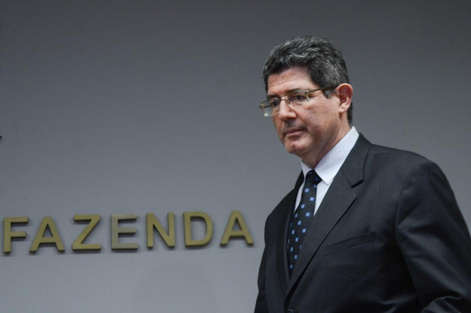Joaquim Levy é fotografado em frente ao Ministério da Fazenda. | Fabio Rodrigues Pozzebom/Agência Brasil
