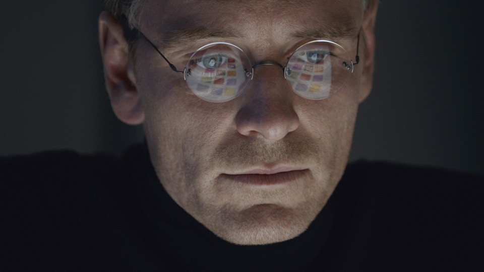 Michael Fassbender conta que não é ligado em tecnologia e que teve de pesquisar muito para viver o papel principal em “Steve Jobs”, de Danny Boyle (cineasta de “Quem Quer Ser um Milionário?”). | Divulgação