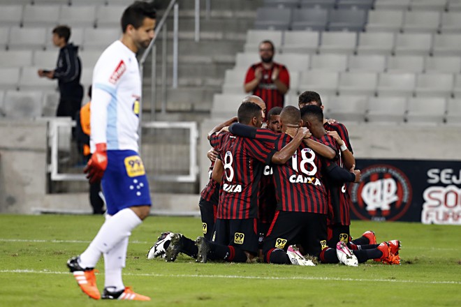 O goleiro Fábio, do Cruzeiro, com cara de poucos amigos depois de sofrer o primeiro gol da partida, marcado por Ewandro. Ao fundo, festa e demonstração de união do grupo rubro-negro. | Albari Rosa/Gazeta do Povo