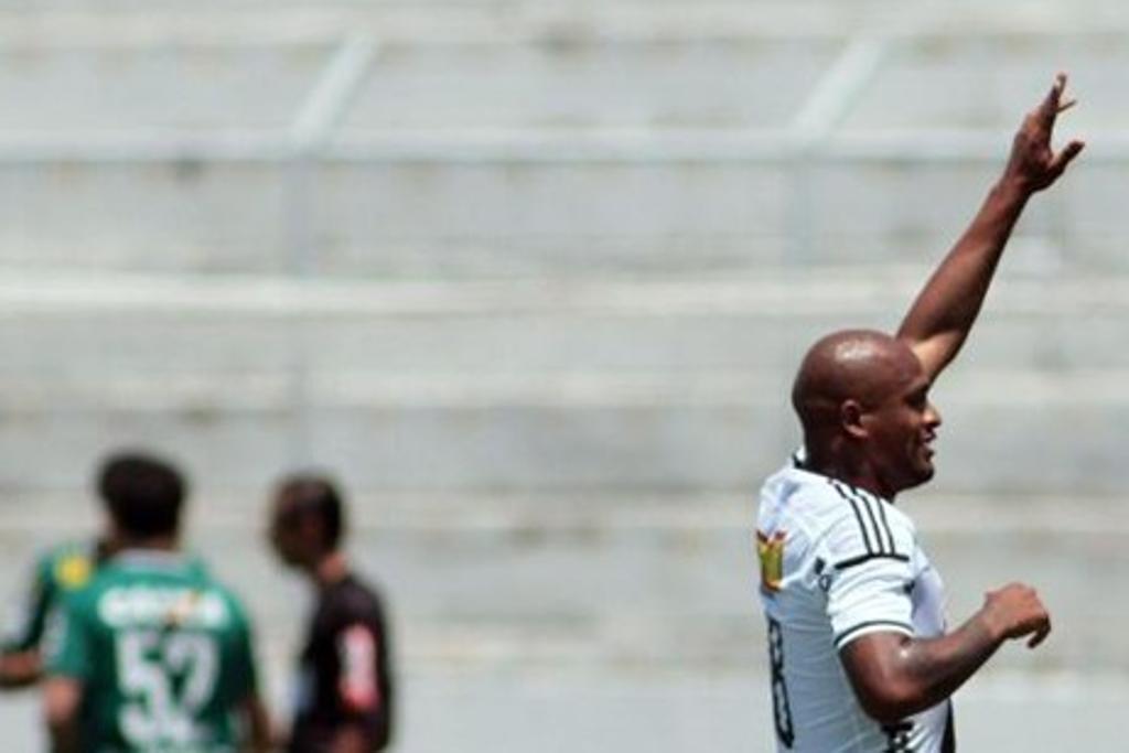 Alexandro usou o braço para fazer primeiro gol da Macaca | Folhapress