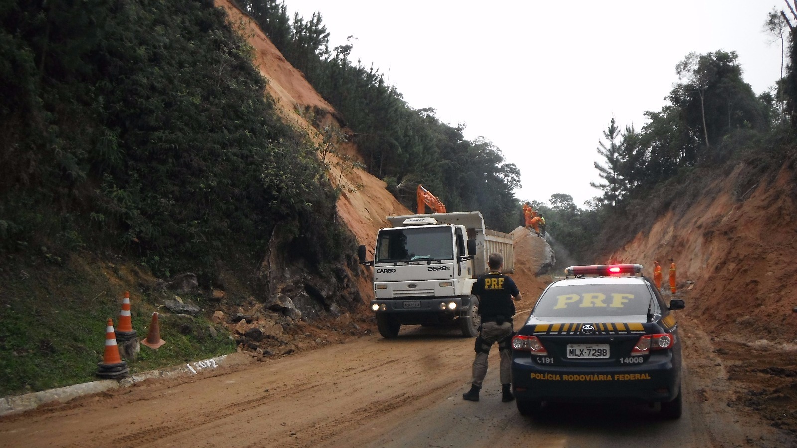 Retirada da rocha no km 21 da rodovia, nesta quarta | Divulgação/Polícia Rodoviária Federal