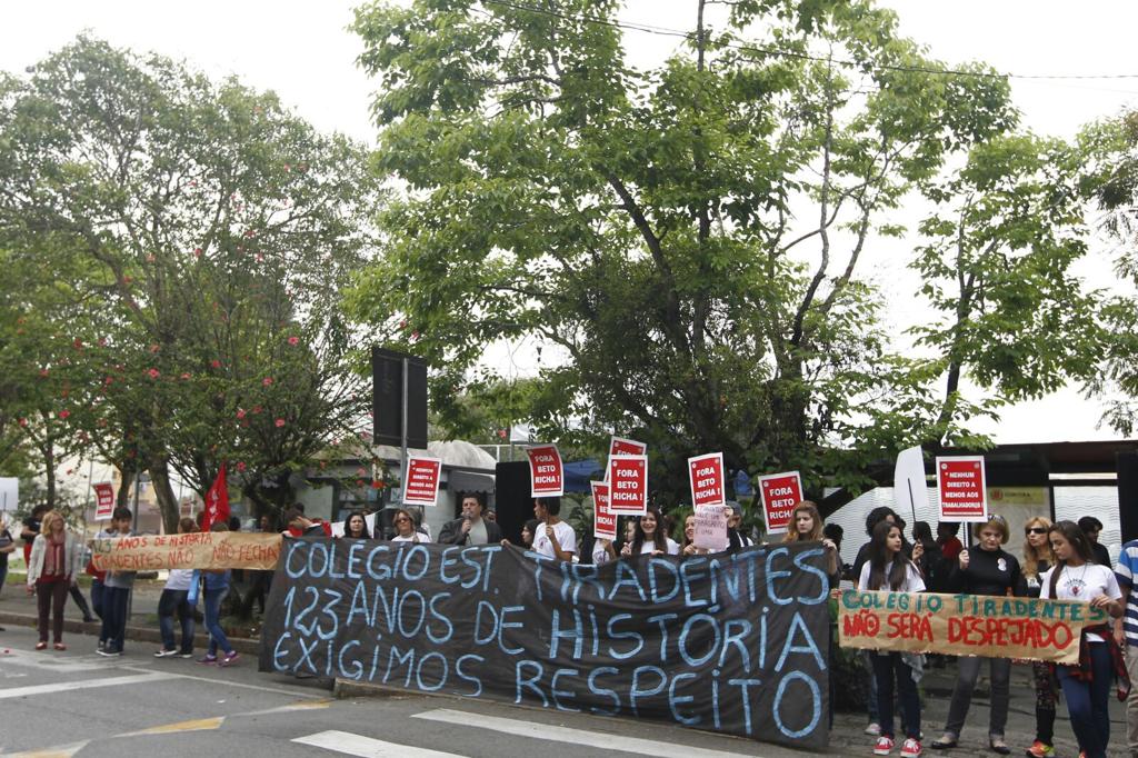 Protesto começou por volta das 10 horas, em frente a Seed | Antonio More/Gazeta do Povo