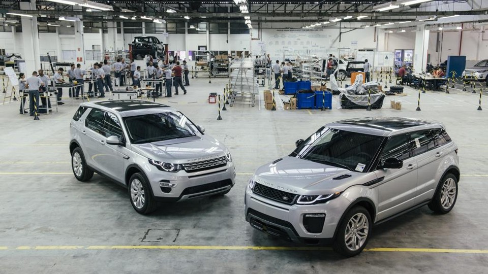 O Discovery Sport (esq.) compartilha a mesma plataforma e os mesmos motores do Evoque (dir.), | Jaguar Land Rover/Divulgação