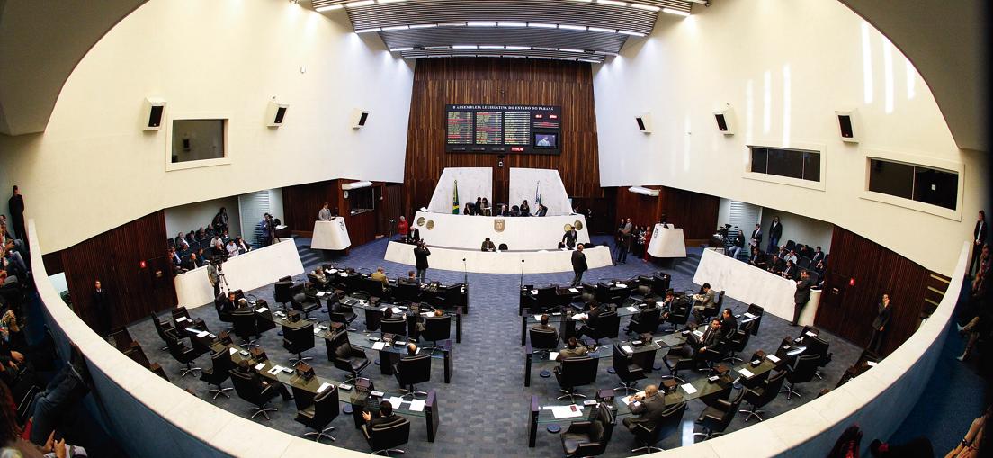 Plenário da Assembleia: 15 das 24 comissões permanentes têm mais funcionários comissionados do que prevê a legislação, com autorização da Mesa Executiva. | Daniel Castellano/Gazeta do Povo