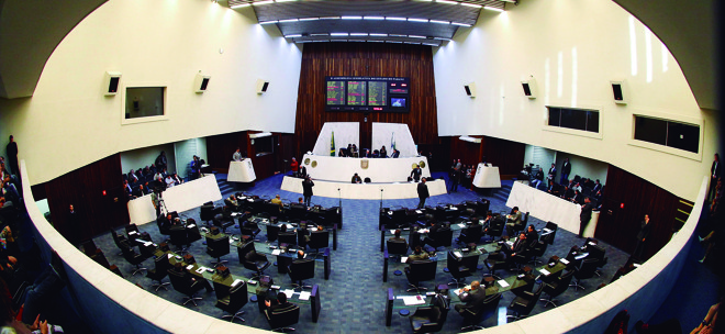 Plenário da Assembleia: 15 das 24 comissões permanentes têm mais funcionários comissionados do que prevê a legislação, com autorização da Mesa Executiva. | Daniel Castellano/Gazeta do Povo
