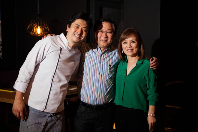 O chef do recém-inaugurado Aizu Restaurante, Régis Shiguematsu (à esq.), com o casal proprietário Hilda Igarashi e Edison Azuma. O Aizu, que vem conquistando os curitibanos pela autêntica cozinha japonesa e ambiente elegante, estreou no Festival Bom Gourmet da Gazeta do Povo (de 13 de outubro a 1º de novembro), apenas no almoço. A primeira semana é exclusiva para assinantes do jornal | 