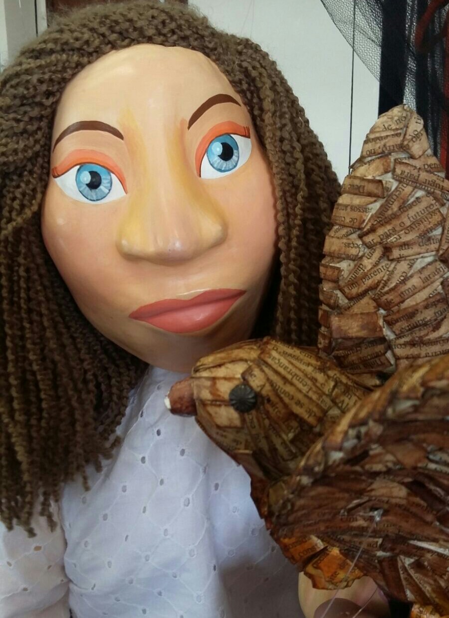 “Na Cabeça da Poeta” é um espetáculo com bonecos criado a partir da infância da poeta Helena Kolody, em cartaz no Teatro do Piá. A direção é de Alyne Rocha. | Divulgação