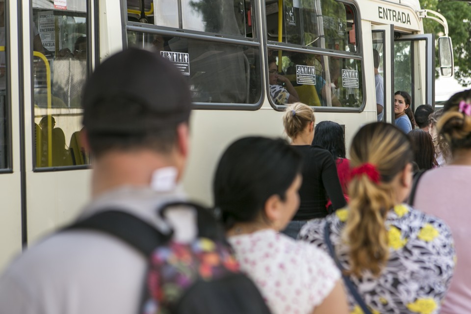 Vulnerabilidade social cai 27% no país e na RMC, mas melhorias estão ameaçadas Entre os fatores que levaram à melhoria de vida entre 2000 e 2010, está a mobilidade. Atualmente, porém, o transporte coletivo de Curitiba e municípios vizinhos não é mais integrado. | Marcelo Andrade/Gazeta do Povo