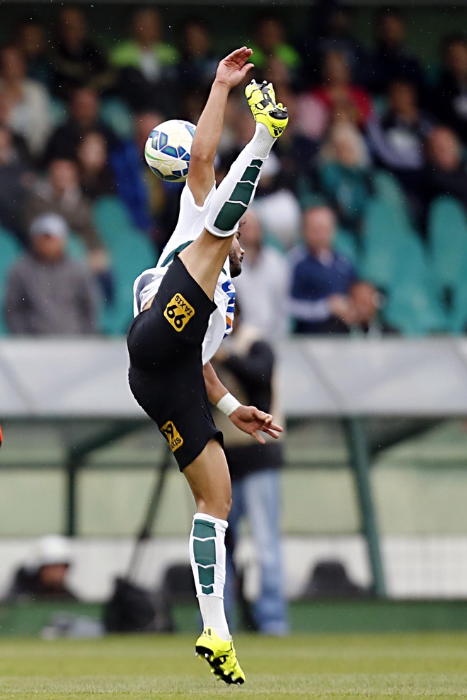Henrique Almeida tenta matar a bola na derrota do Coritiba para o São Paulo. | Albari Rosa/Gazeta do Povo