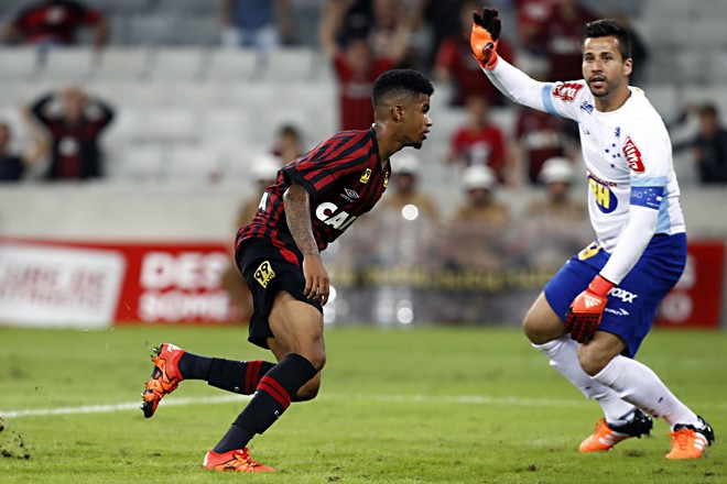 Diante de um goleiro Fábio impassível, Ewandro sai para comemorar o primeiro gol atleticano. | Albari Rosa/Gazeta do Povo